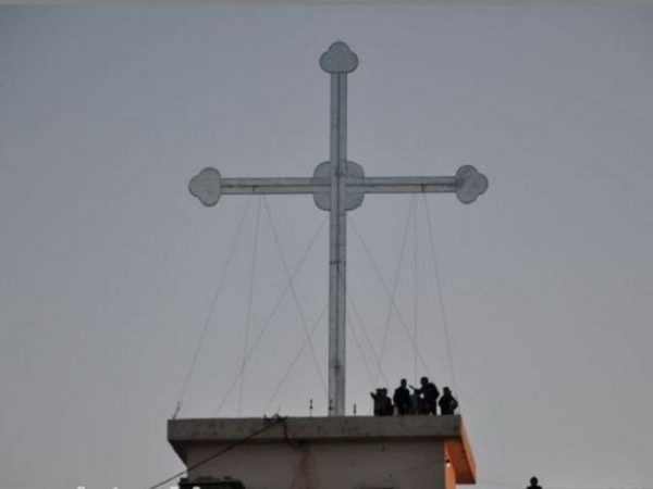 Iraqi Christians raise giant cross on land liberated from Islamic State