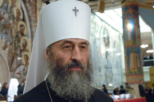 Metropolitan of Kiev and All Ukraine thanks participants in prayer at Verkhovnaya Rada building