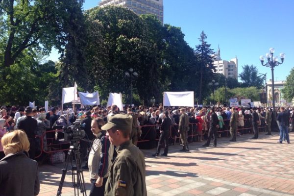 Priests, flock of Ukrainian Orthodox Church rally in front of Ukrainian parliament against bill on ‘special status’ of their church