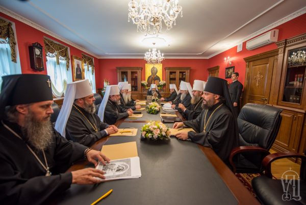 Ukrainian Holy Synod Calls on Constantinople to Stop Interfering in its Internal Affairs
