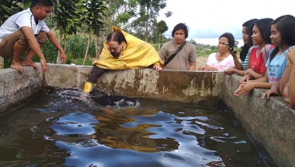 16 united to Christ in Filipino Mass Baptism (+ VIDEO)