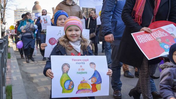 Thousands March for Life in 600 Cities Throughout Romania, Moldova