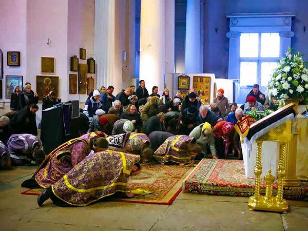 Should Orthodox Christians Kneel on Sundays?