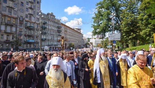 About 300,000 People Participate in Religious Procession in Kiev