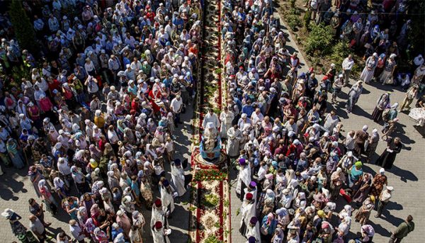 Over 20,000 Believers Go in a Procession from Kamenets-Podolsky to Pochaev