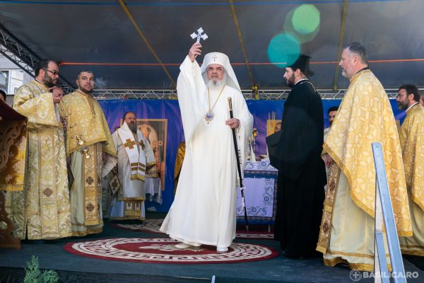 Patriarch Daniel Re-Consecrates Bucharest Church where ‘Village and City Gather in Joy of Communion’