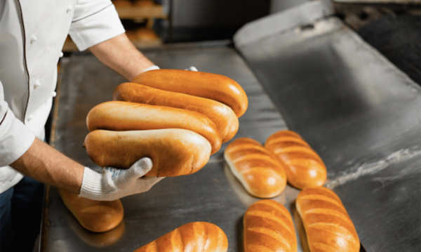 “Bread for all who need it”. Bakery owner gives it away to the elderly and large families