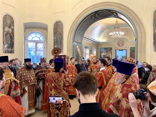 Metropolitan Hilarion of Volokolamsk Officiates Divine Liturgy at at the Moscow representation of the Orthodox Church in America