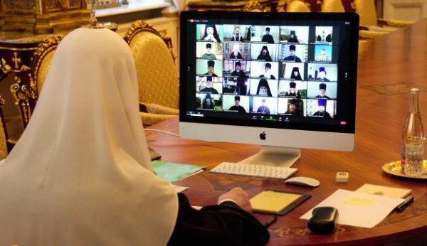 Patriarch Kirill Warns Clergymen Against Preoccupation with Social Media