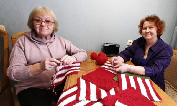 10 Retired Women Knit Blankets to Help the Children of War