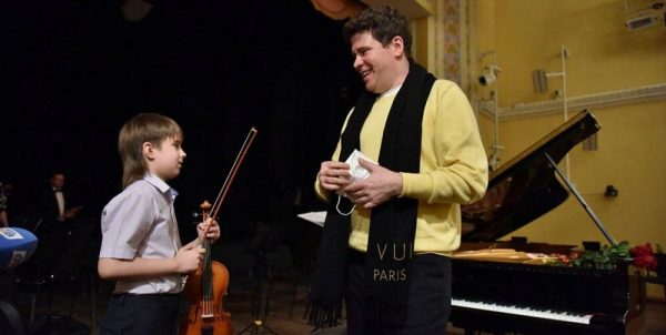 Neighbors complained about a 9-year-old violinist from Chelyabinsk. Pianist Denis Matsuev stood up for him