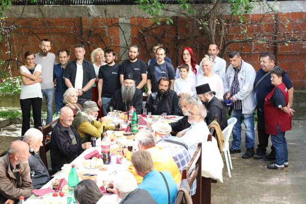 Serbian Patriarch Shares Paschal Meal with the Homeless