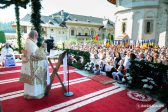 Patriarch Daniel to pilgrims at Putna: Believers feel the maternal love of the Theotokos. She is an intercessor for the whole world
