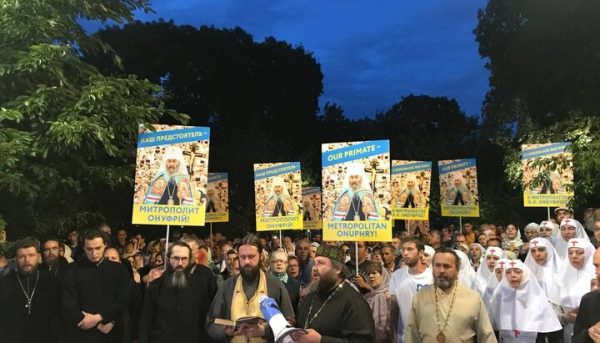 Hundreds of UOC Believers Hold a Prayerful Stand for the Third Day Next to the Residence of Patriarch Bartholomew in Kiev