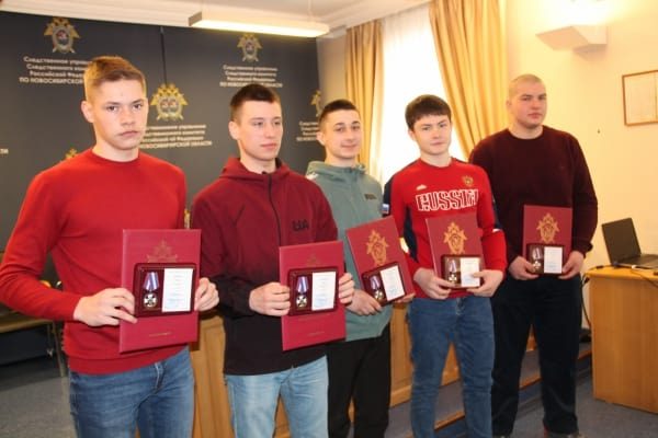 Five Teenagers Awarded for Saving an Infant Left in a Box on a Highway