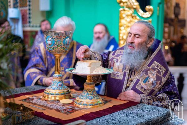 Metropolitan Onuphry: Holy Eucharist Is the Greatest Mystery Given to Man