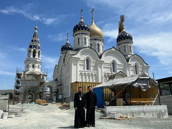 Metropolitan Hilarion Visits a Russian Church under Construction in Cyprus