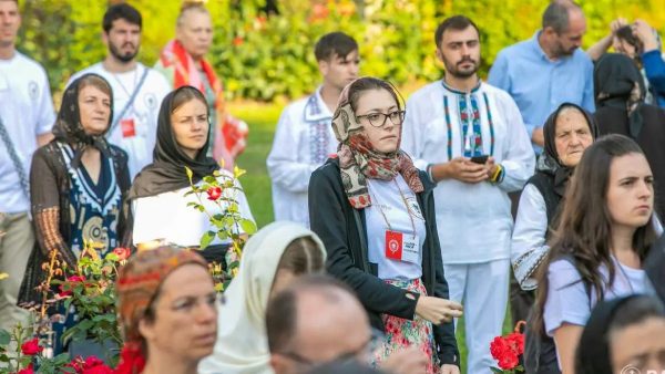 Patriarch Daniel to Orthodox Youth: The Joy of Prayer Enlightens Good Deeds