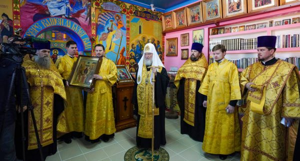 Patriarch Kirill Consecrates Icons Painted by a Prisoner